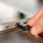 Bahayanya Charge HP Ditinggal Tidur Semalaman